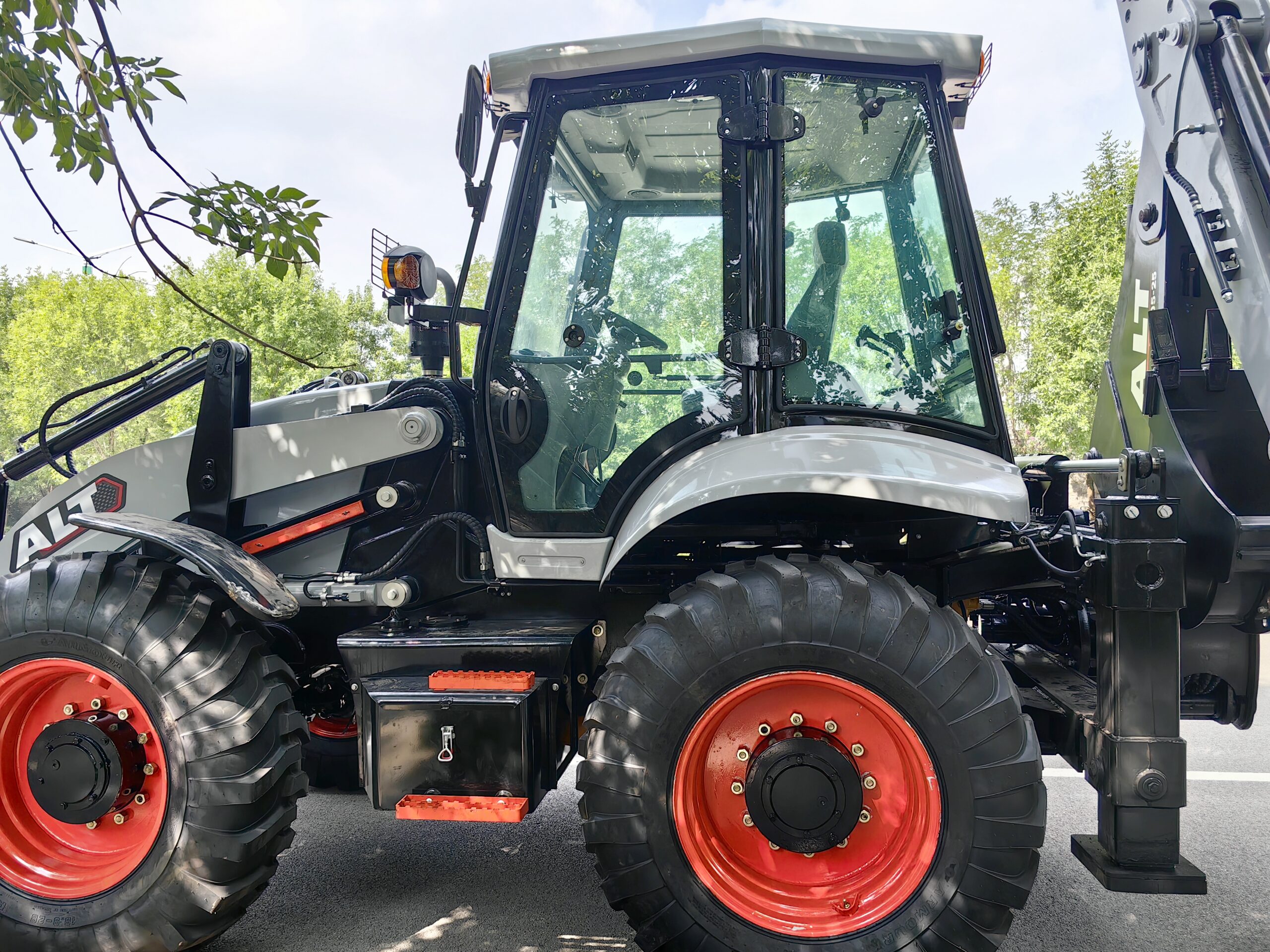 Экскаватор-погрузчик AOLITE BL105-25