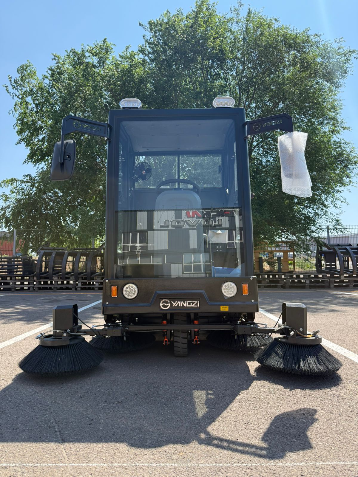 Подметально-уборочная машина YANGZI s10