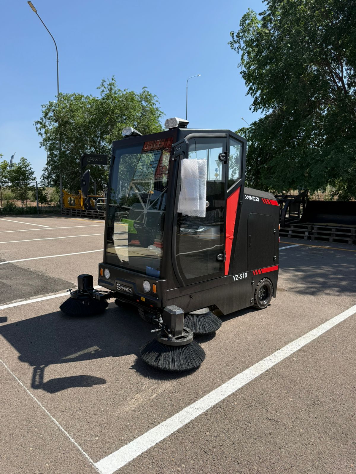 Подметально-уборочная машина YANGZI s10