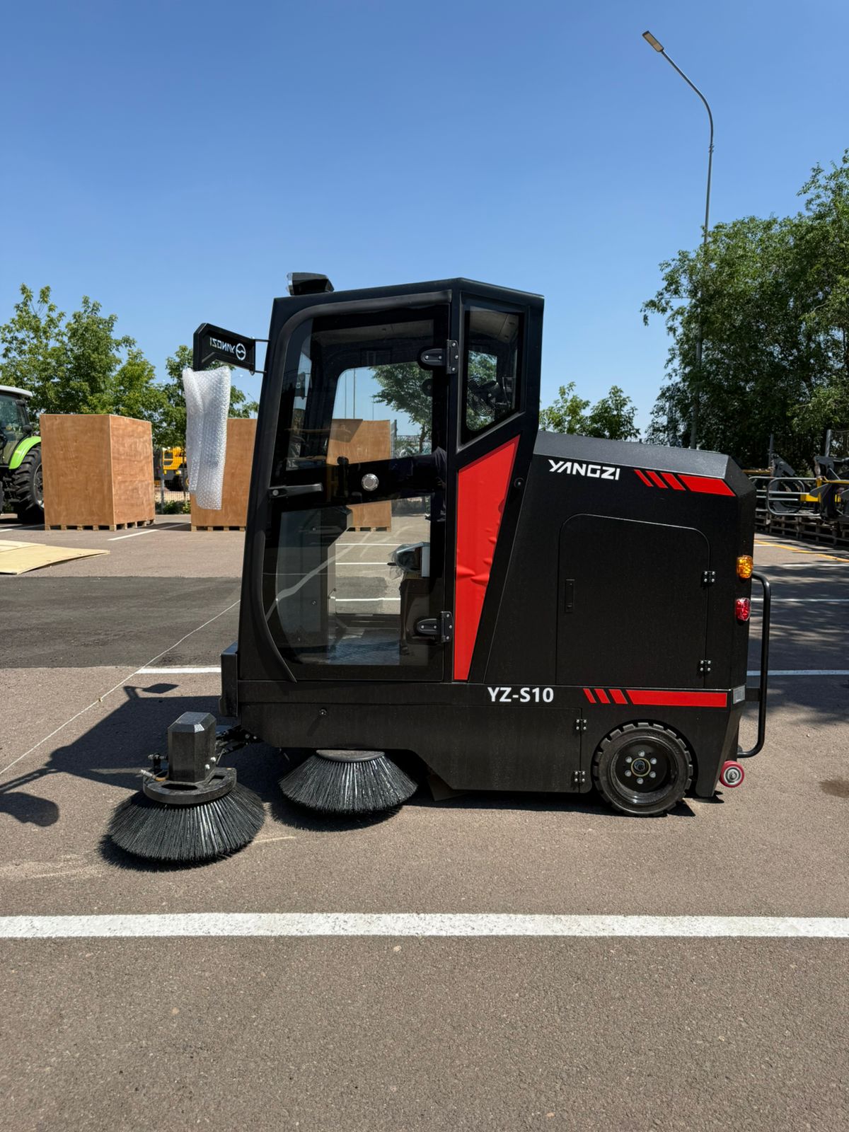 Подметально-уборочная машина YANGZI s10