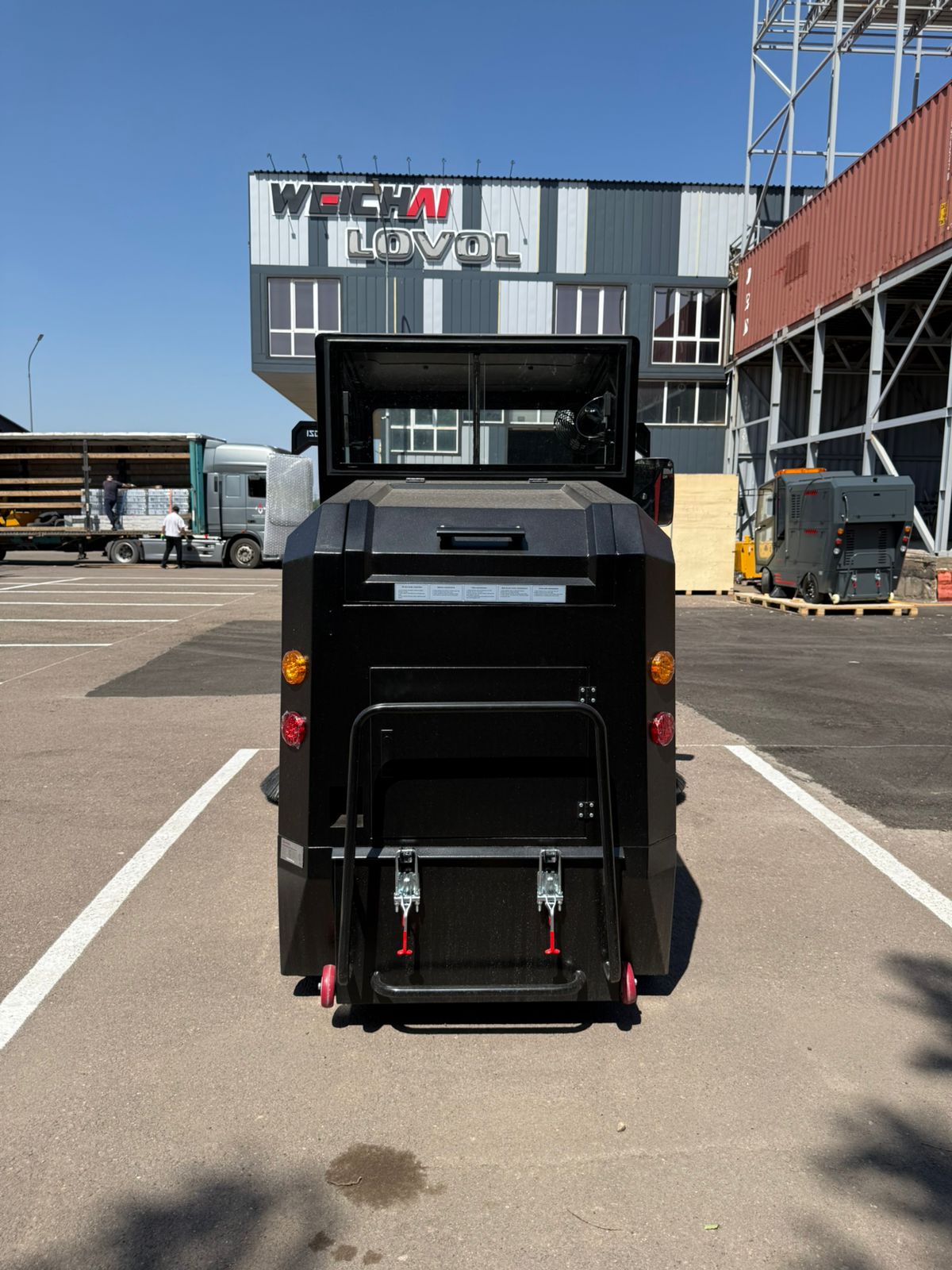 Подметально-уборочная машина YANGZI s10
