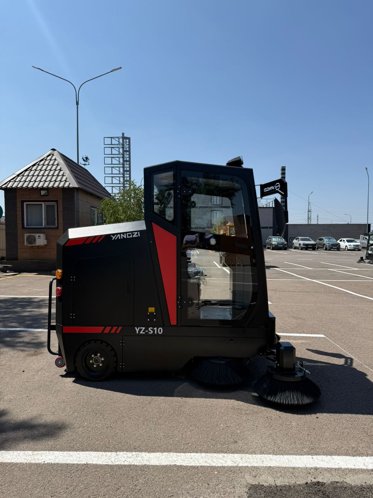 Подметально-уборочная машина YANGZI s10