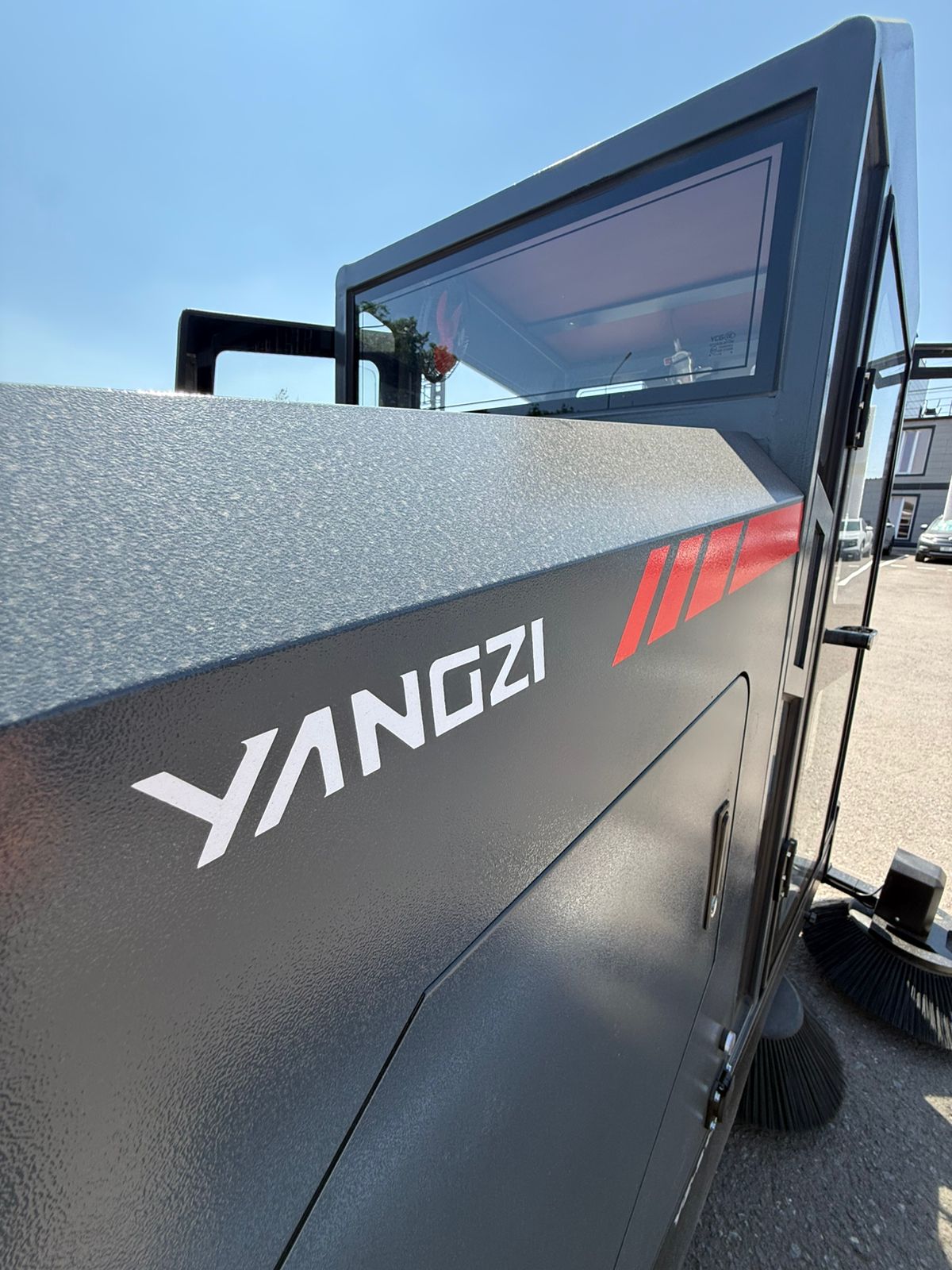 Подметально-уборочная машина YANGZI s12
