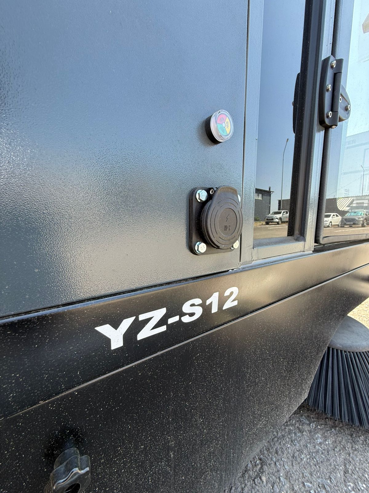 Подметально-уборочная машина YANGZI s12