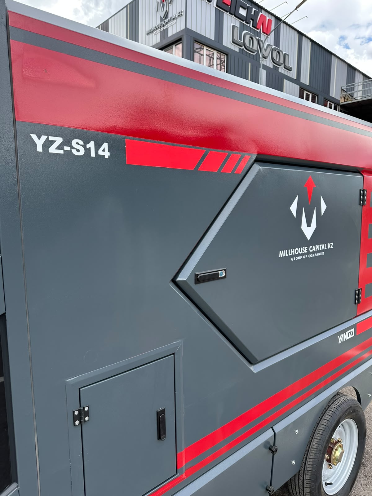 Подметально-уборочная машина YANGZI S14